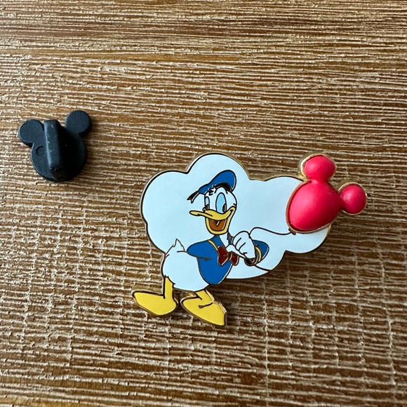 Donald Duck holding red Mickey Mouse balloon - Picture 1 of 3